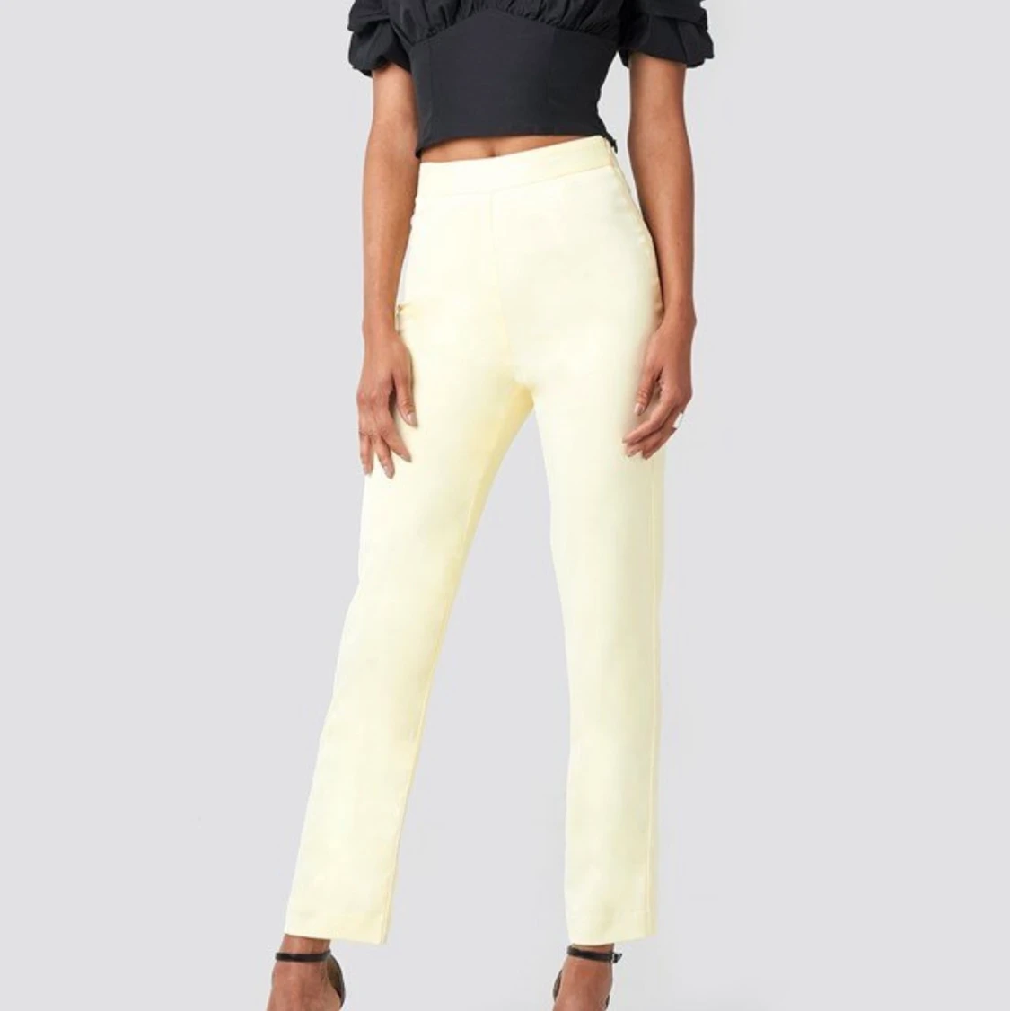 Ljusgula satinbyxor - 90