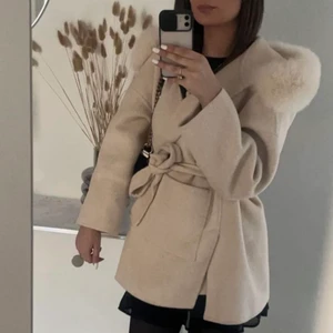 Kappa med äkta rävpäls -  Säljer nu min ”ALICIA” kappa med äkta rävpäls i färgen off-white från furstockholm som aldrig har använts, (enbart testad).  Nypris 1895kr. Mitt pris 1300kr, men kan diskuteras.  Kvitto finns. Skickas spårbart. Bilden är lånad från furstockholm’s hemsida