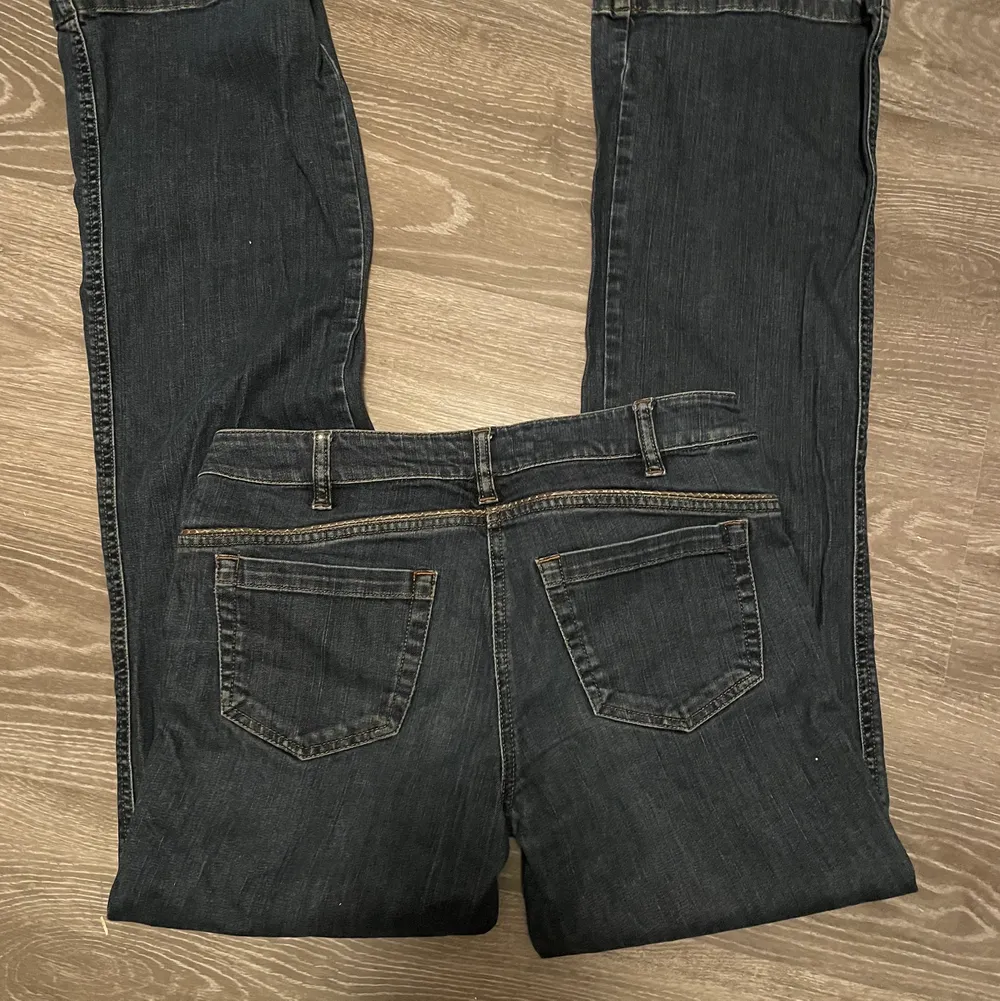 Super fina lågmidjade esprit jeans som är i bra skick sälj pågrund av att jag har två par💓 storlek 34-36🫶🏻. Jeans & Byxor.