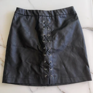 Kjol svart - Användt 1 gång.