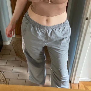 Byxor  - Snygga grå byxor som inte används av mig. Lite trasiga i innerfodret men märks inte av. Innerbenslängd 70 cm. Möts i Stockholm eller skickar mot fraktkostnad <3