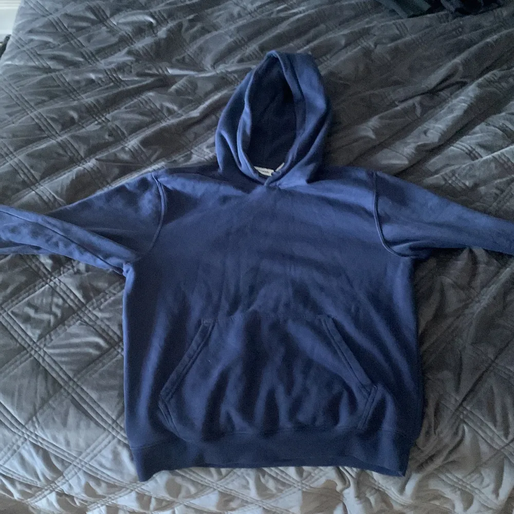 En skön hoodie från Weekday i marinblå färg perfekt nu till kallare väder. Släng iväg ett meddelande för pris. Hoodies.