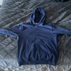 En skön hoodie från Weekday i marinblå färg perfekt nu till kallare väder. Släng iväg ett meddelande för pris