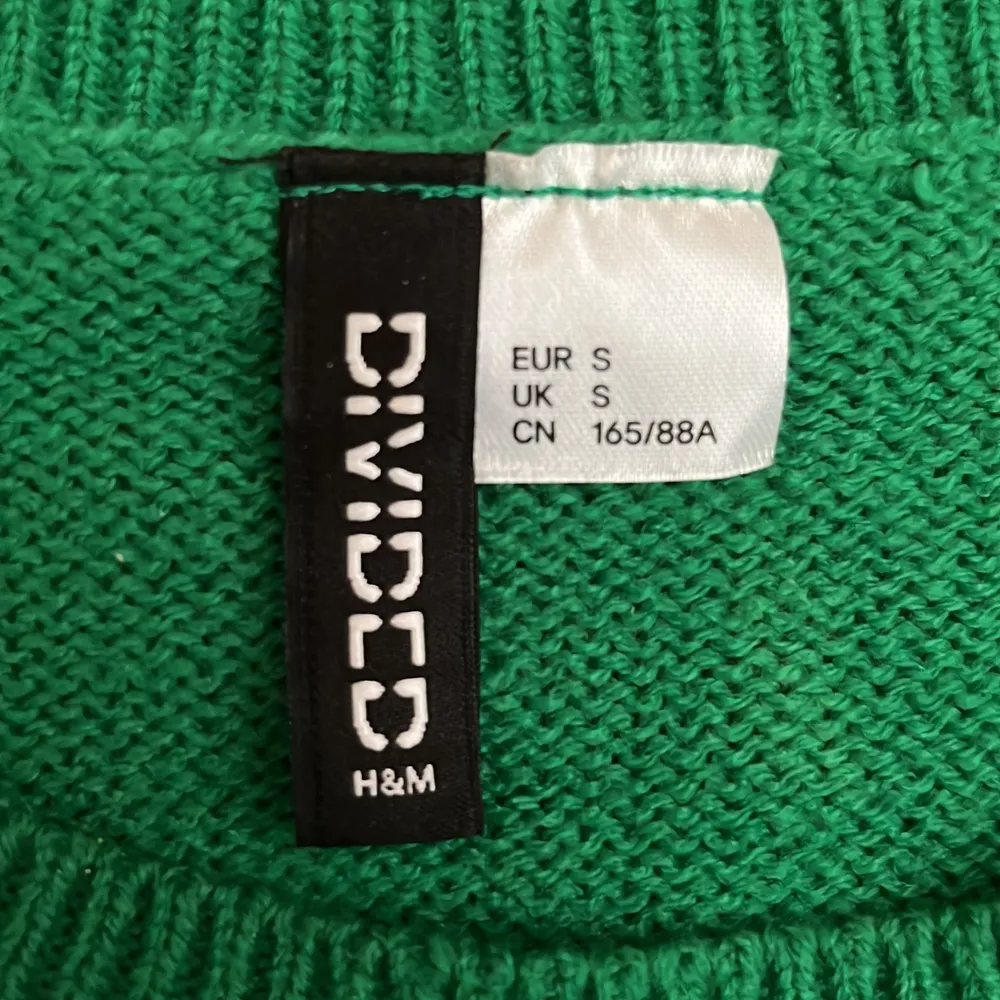 Jag säljer min gröna mysiga tröja som jag köpte från H&M för ca 2 år sedan. Har inte använt den så mycket eftersom jag inte har på mig starka färger. Den är ganska kort men jag skulle inte säga att det är en magtröja (se bild för referens). Supergosig!!💖💖. Tröjor & Koftor.