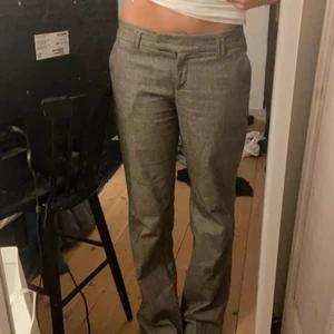 Lågmidjade kostymbyor - Lågmidjade kostymbyxor i grå, jättefina och använda en gång, passar perfekt på mig som är 166 cm lång och som vanligtvis bär 34/36 i byxor