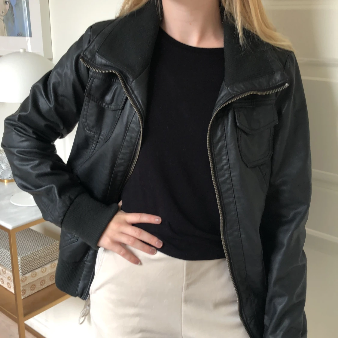 Jacka i läderimitation