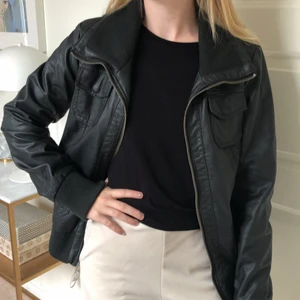 Jacka i läderimitation  - Jacka med mudd i ärmarna i läderimitation. 