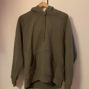 Bikbok Militärgrön Hoodie - Militärgrön hoodie ordinarie pris 350kr