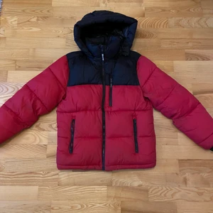 Hollister Puffer Jacket - Fint skick Köparen står för frakt. Priser kan diskuteras.