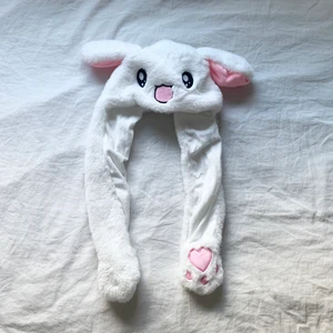 Fluffy bunny hat  - super söt bunny hat i fint skick! Öronen rör sig upp och ner när du trycker på tassarna! 