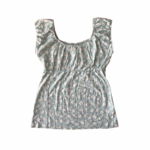 Blå topp - Jättefin ljusblå topp med vitt mönster. Från 2000-talet. Har en litenliten fläck. I storlek S