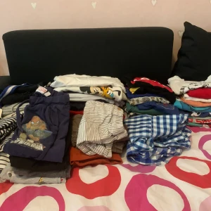 Barn kläder, märkes 1-2 år - Säljer min sons kläder som inte passar honom längre. Dom är i jätte bra skick, märkes kläder Nike adidas och puma finns. Mössor keps och har även bälte