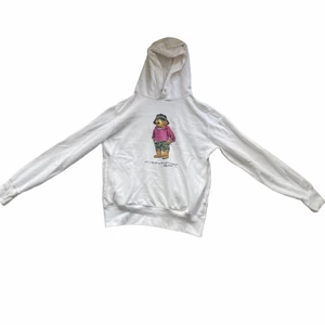 Polo Ralph lauren vit hoodie med Björn - Polo Ralph lauren tröja med en Björn som motiv på framsida. Helt okej skick. Skön och sitter inte tajt i passform. Kontakta för prisförhandling.