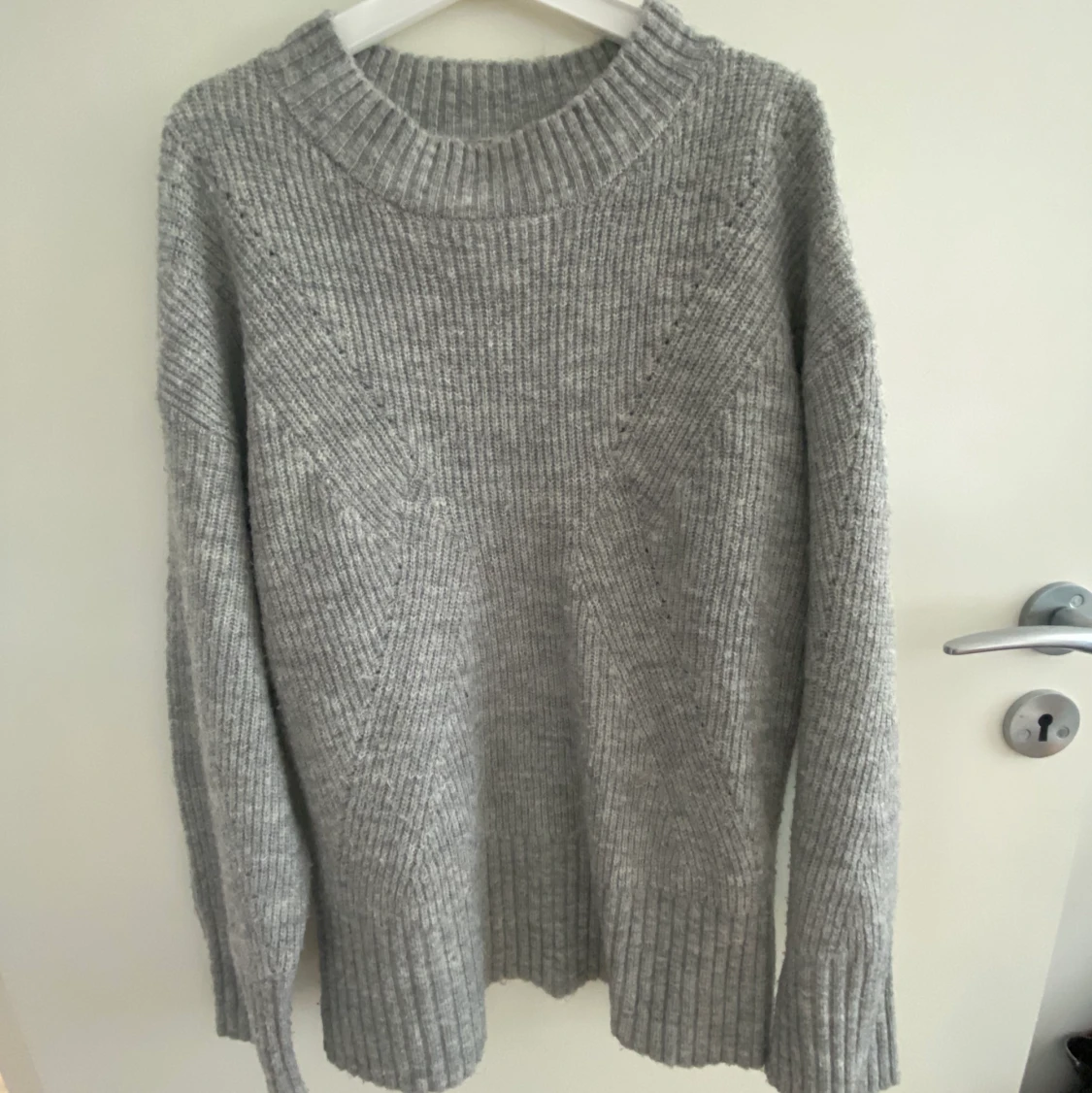Grå stickad tröja