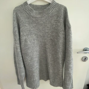 Grå stickad tröja - grå stickad tröja i barnstorlek 146/152 men som även passar XS/S. Super mysig nu till hösten💞