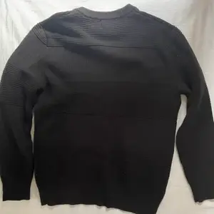 En jätte fin svart stickad tröja sweater från h&m som aldrig använts den är i topp skick. Storlek S men passar även storlek M