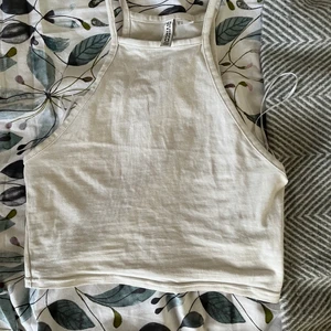 Topp - En vit topp i S från H&M