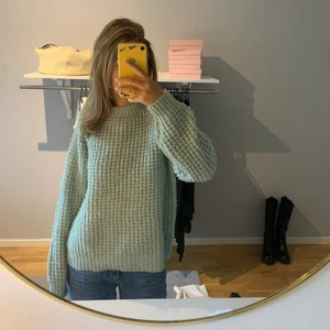 Tjocktröja - Jätte fin lite svalare grön aktig tjocktröja, jätte mysig!! Absolut en favorit speciellt nu till vinter/höst sitter även lite overzise vilket är Såå mysigt