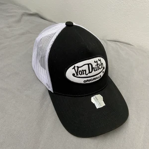 Von dutch keps - Så snygg keps från von dutch. Säljer då den inte riktigt är min stil. Justerbar. Tryck inte på köp direkt utan kontakta mig först. Köparen står för frakt. 