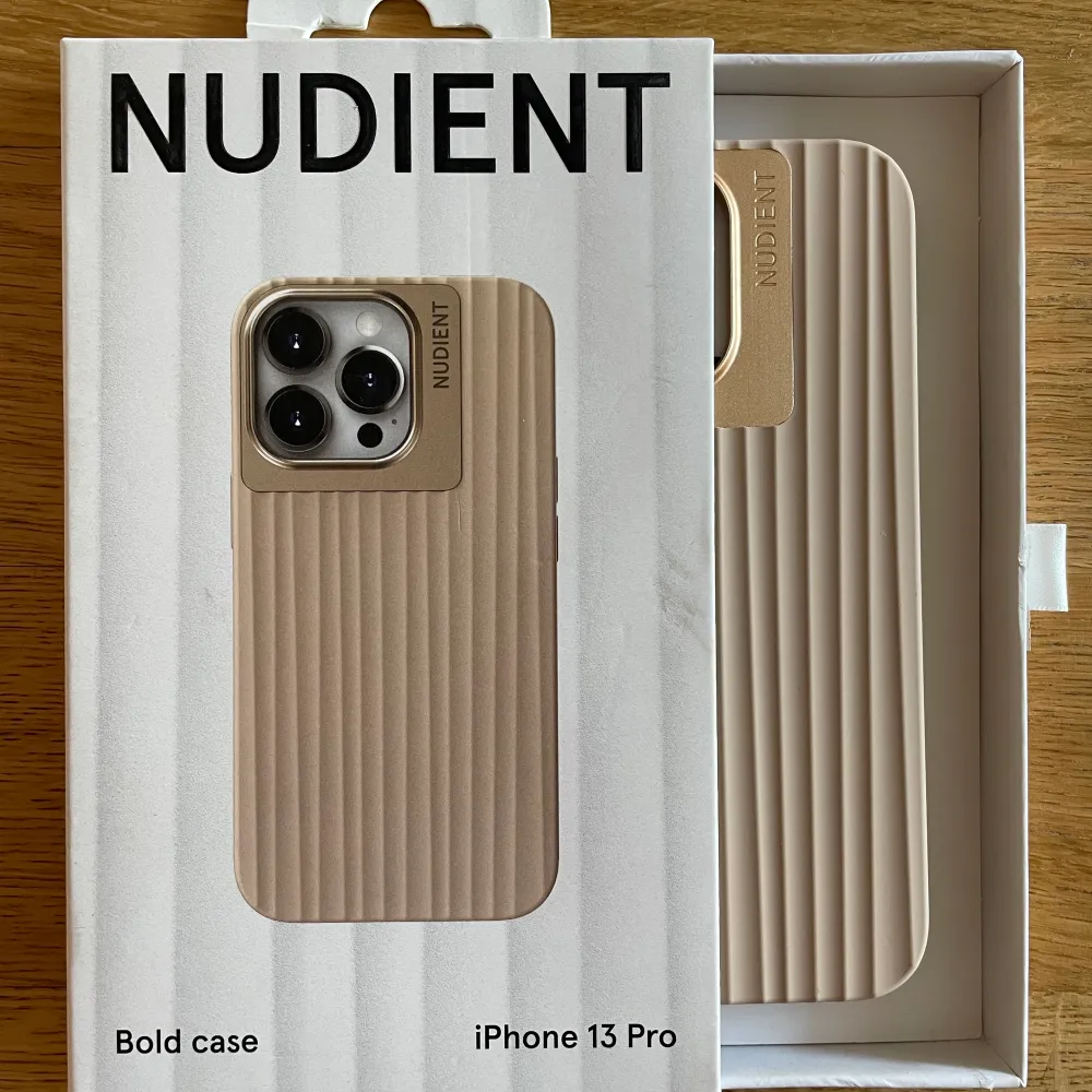 Ett helt oanvänt skal från märket Nudient i färgen ”Linen Beige”.  Passar iPhone 13 Pro!. Accessoarer.