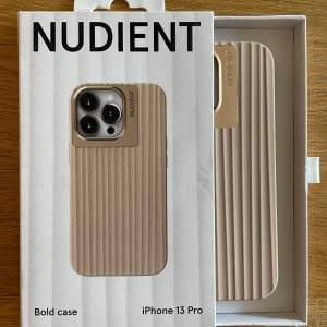 Ett helt oanvänt skal från märket Nudient i färgen ”Linen Beige”.  Passar iPhone 13 Pro!