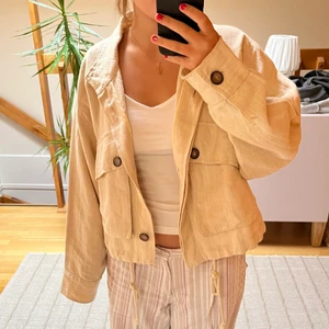 Jacka  - Jätte fin jacka till hösten! Köpt på Gina förra året men knappt använd. St S skulle säga att den passar M också!