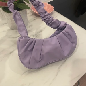 skitsöt lila väska - nyskick endast använd en gång 