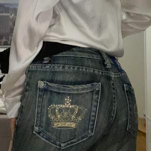 BYXORNA LIGGER FORTFARANDE UTE FÖR 500 KR!  Victoria Beckham jeans XS-S 👖 Går ned till marken på mig som är 166 och passar mig perfekt. Kan mötas Stockholm. Inga defekter alls och i nyskick! 🤩 Tveka inte med att höra av dig.  