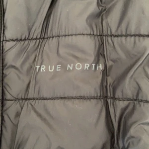 Väst - Väst från true north storlek xs, är sjusterbar längst ner. Har fickor! Köparen står för frakten!!