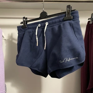 Mjukisshorts peak performance  - Mjukisshorts från peak performance i storlek m. Superfint skick