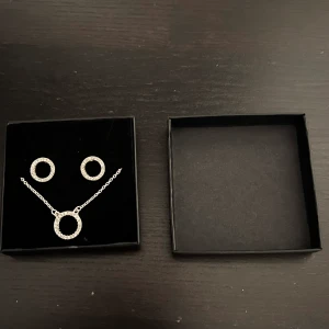 Örhäng set  - Gullig silver örhäng set som kmr med halsbandet. Köpte för 149 säljer för 50kr