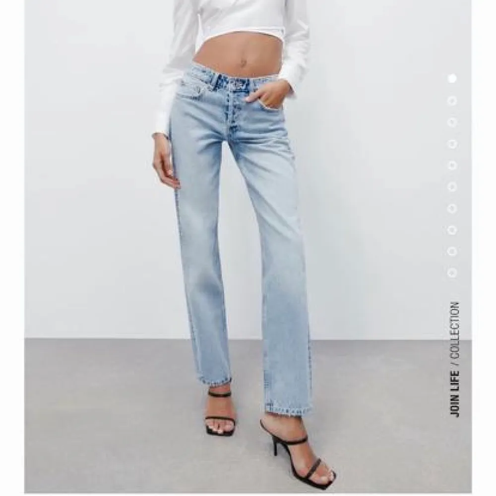 Hej jag säljer mina helt nya populära zara jeans. Dom är i modellen straight jeans och är mid rise. Dom är helt nya och endast testade, lapparna sitter även kvar. Jag säljer dom pga att dom är för stora. Dom är även helt slut på hemsidan.. Jeans & Byxor.