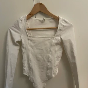 Body  - En fin body från H&M, aldrig använd. För liten storlek tyvärr. Super fin urringning. Storlek XS