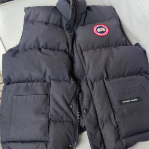 Canada goose freestyle vest - Skick:8/10 Nypris: 5390:- äkta