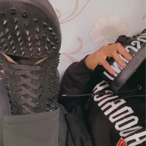 Christian loubotin - Riktigt feta skor i storlek 45 men oassar 43-44, jag har låda,påse och kort som äktahetsbevis, hömtas bara, fraktar ej