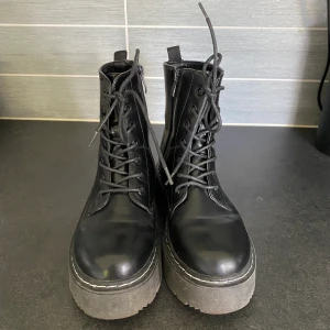 Kängor - Svarta kängor strl 37 i fint skick 