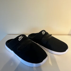 Nike tofflor med ficka - EXTREMT sköna skor. Med en najs ficka på skon. Sneaker sula med en mysig insida och snygg utsida.  Skick: 7/10 