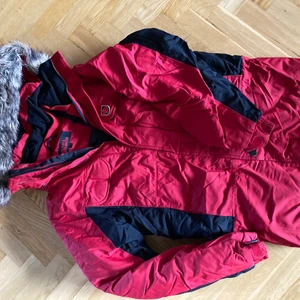 Fjällräven vinterjacka  - Säljer min parkas vinterjacka från Fjällräven. Otroligt varm jacka som slutar nedanför rumpan. Storlek XXS. Mörkröd och svart. Luva plus krage går att ta bort.   Gott skick! 