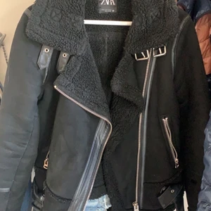 Zara Jacka - Säljer nu min zara jacka då den inte kommer till användning! Jackan är i väldigt bra skick för att ha haft den så länge som jag haft den! Kommer tyvärr inte ihåg nypris ❤️