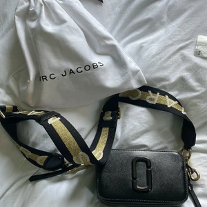 Marc Jacobs väska - Säljer min Marc Jacobs väska. Får med både guldiga och svart band.