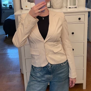 Ljusbeige kavaj - Ljusbeige kavaj från Vero Moda, i bra skick! 
