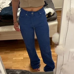 blåa manchester byxor ifrån zara - Säljer de här blåa manchesterbyxorna ifrån zara, väldigt snygga och bekväma. Inte använda många gånger men passar inte mig längre. Köparen står för frakten💞