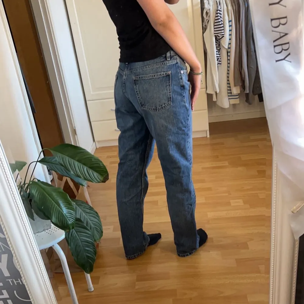 Skitsnygga lågmidjade blåa jeans från Zara som tyvärr är lite för stora i min smak! Använda 2-3 gånger så inprincip nya🤍🤍. Jeans & Byxor.
