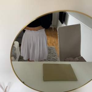 Knappt använd vit kjol från NA-KD. Storlek 36 men passar mindre storlekar också