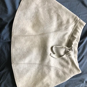 Söt grå kjol - Söt kjol från Dobber köpt på Sellpy men har aldrig använt. Köparen står för frakt💕