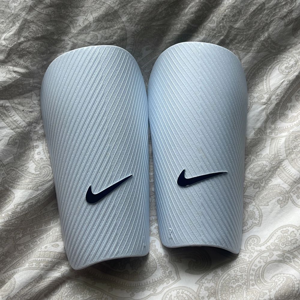 Vit Nike benskydd - Övrigt | Plick Second Hand