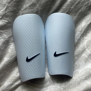 Nike benskydd - Super snygga vita benskydd. Använd få gånger och är som nya. Dom är tvättade och kan tvättas en extra gång om köparen vill. Storleken är M