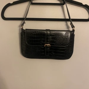 Väska  - Söt mindre Ormskinns liknande väska med guld detaljer 