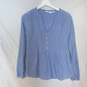 Blus från HM - Topp från hm i storlek 38. Köparen står för frakten 39 kr och jag kan posta dagen efter📦😍💖