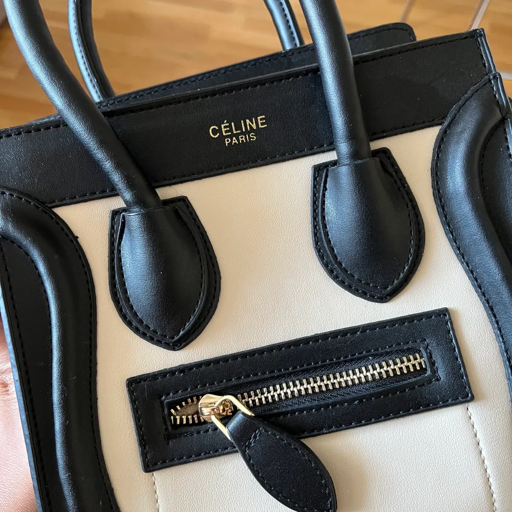 Säljer min Celine Paris väska i äkta skinn, i helt nytt skick.. Väskor.